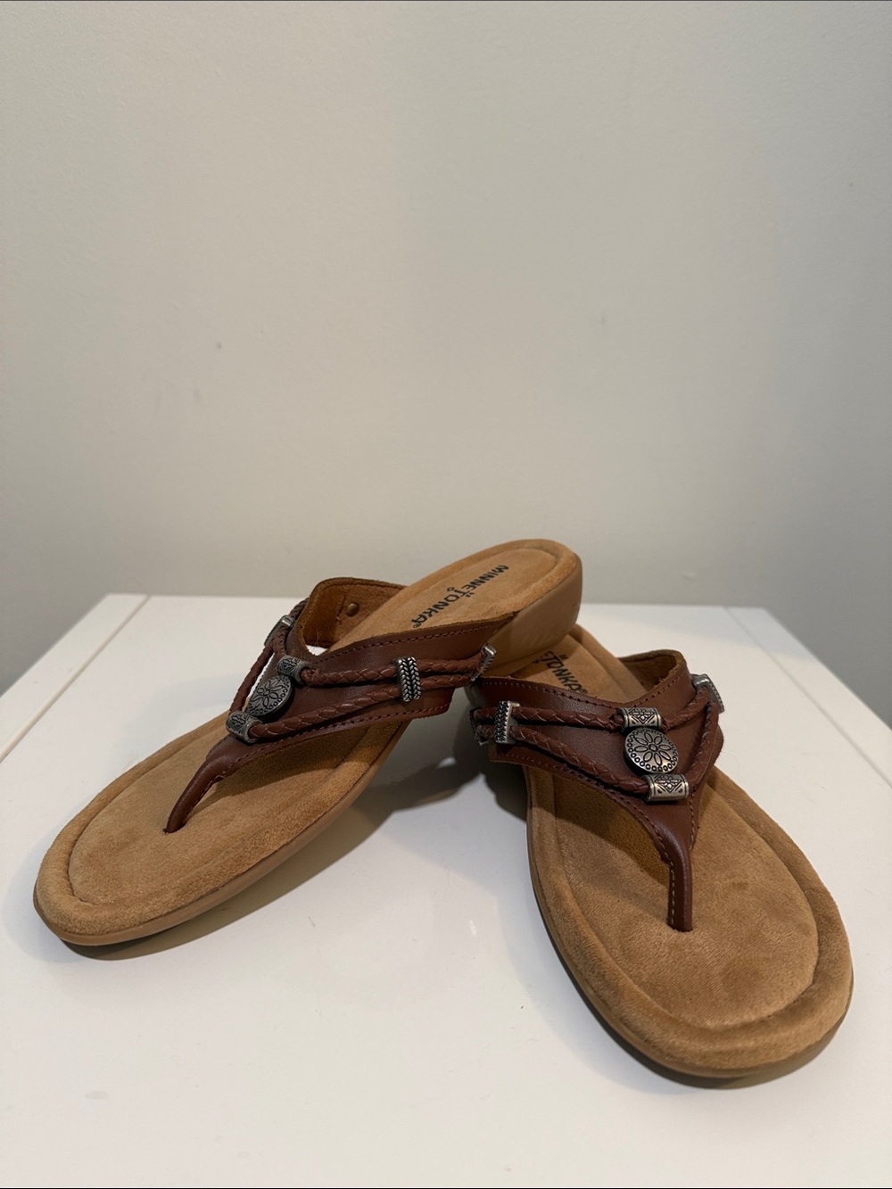 Minnetonka Women's Tan Suede Footbed Sandal size 7